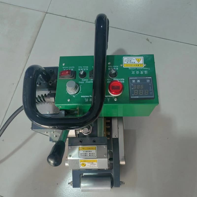 Geomembrane welding machine